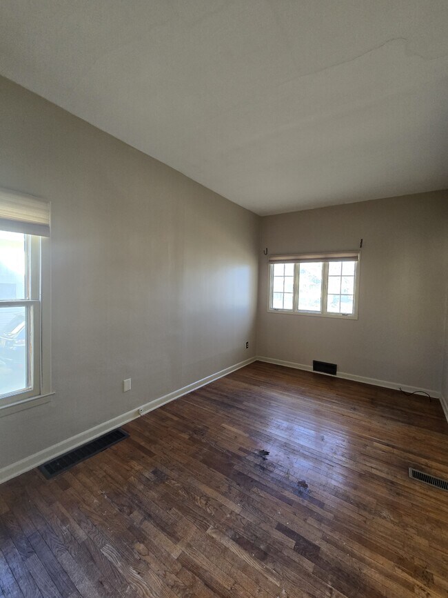 Building Photo - 517 S Vine St