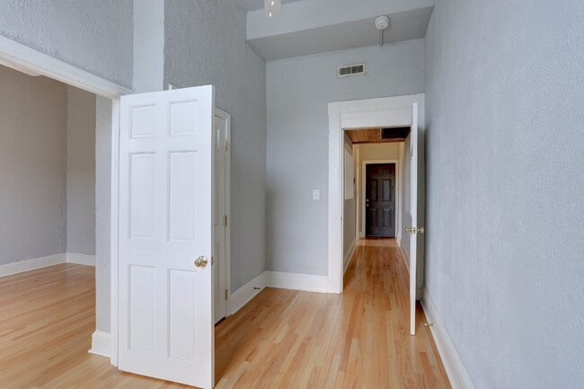 Building Photo - 2BD/1BA Spacious, Fabulous Fells Point Apartment