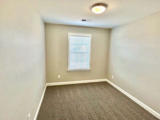 Building Photo - Now Leasing a 5-Bedroom 3 Bath Home in Hor...