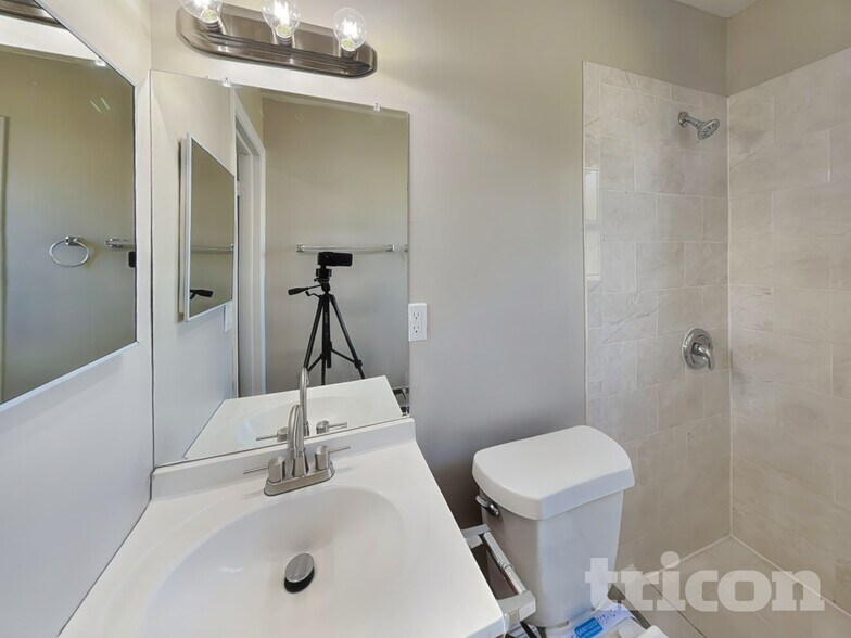 Building Photo - 3909 W Wallace Ave