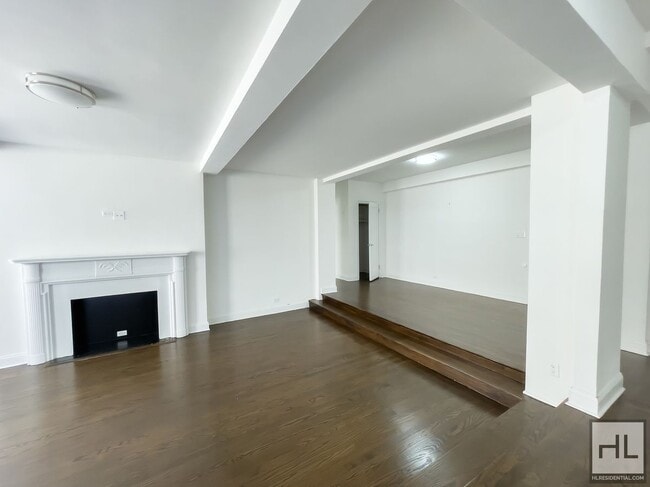 Building Photo - 20 5th Ave