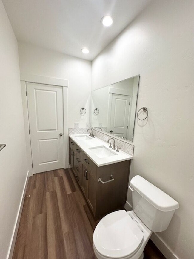 Building Photo - Beautiful 1 year old home available now!