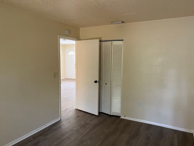 Building Photo - Annual 3 Bedroom 2 bath Duplex $1,795 a month