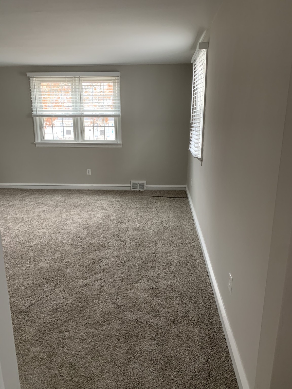 Living room - 1310 W Kings Hwy