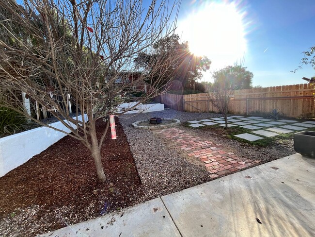 Building Photo - 3 bedroom 3 bathroom home in Lemon Grove! ...