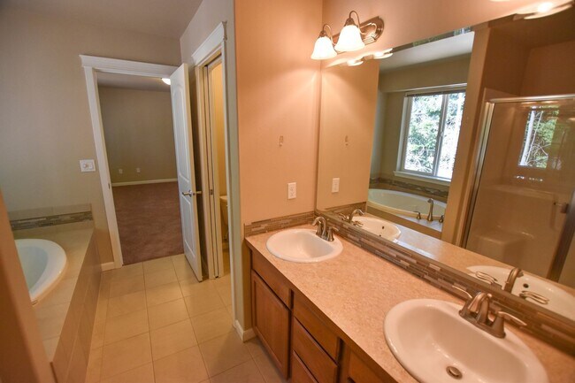 Building Photo - Gorgeous home in Olympia!!