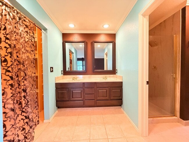 Building Photo - Charming and Move-in Ready, 3BD/2.5BA, Two-Story Townhome in Canyon Green at Canyon Lakes in San ...