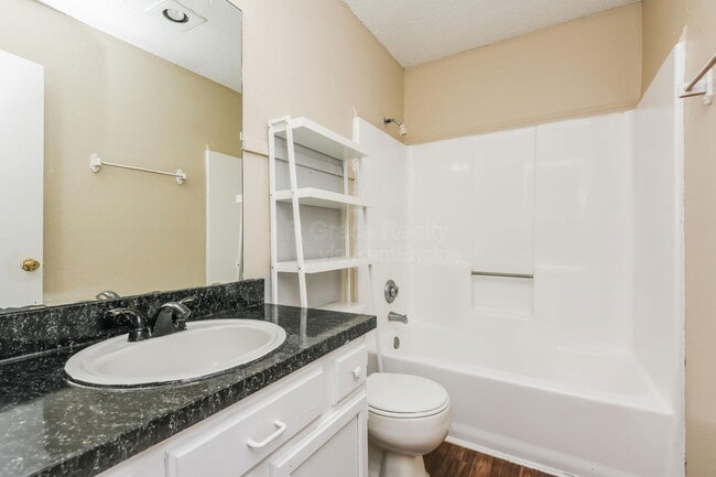 Building Photo - 5915 Shadydell Dr