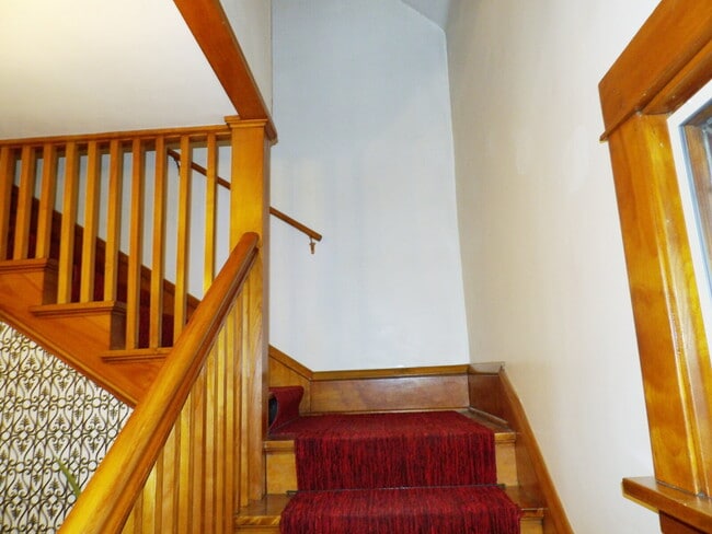 Building Photo - Pet-Friendly South Mpls 1BR | Fenced Yard | Available Immediately!