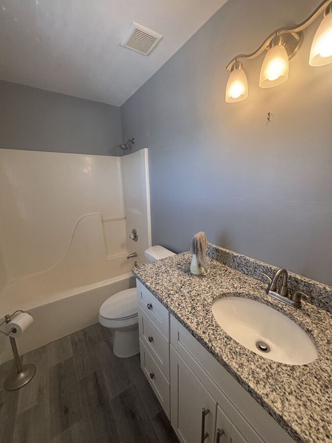 Building Photo - Fully Renovated 2 bed 2.5 bath Townhome in...