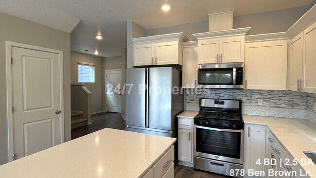 Building Photo - Modern 4 BD | 2.5 BA Home in Woodburn
