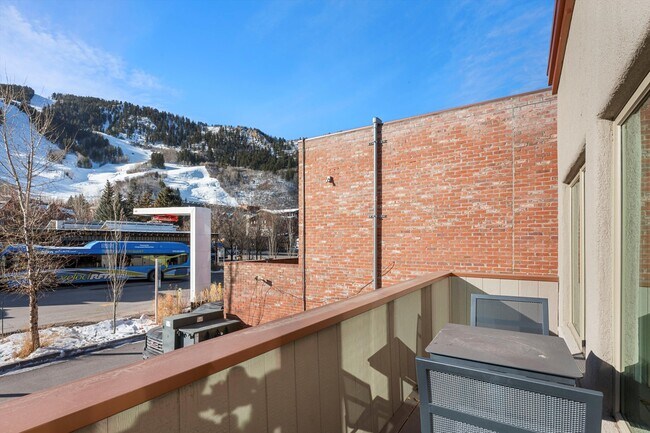 Building Photo - 447 E Cooper Ave