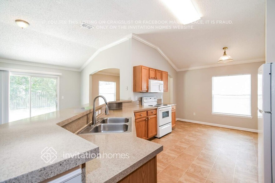 Building Photo - 9294 Thunderbolt Dr