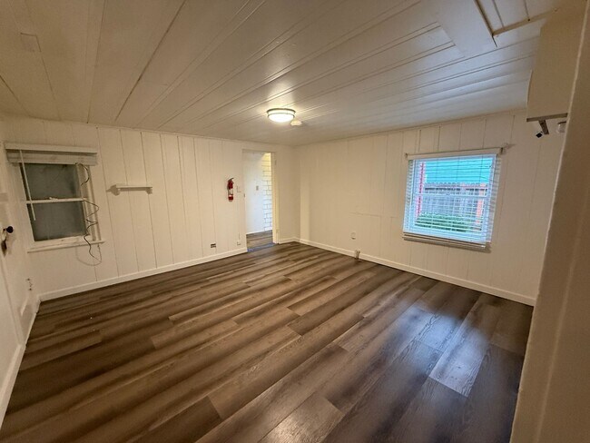 Building Photo - 100 Olive St