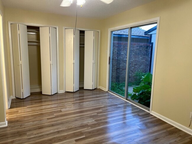 Building Photo - 4 bedroom and 2 bathroom