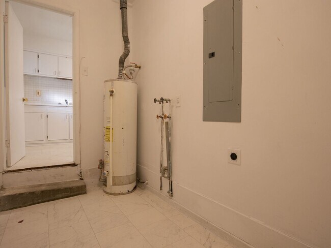 Building Photo - Charming 3BR Brick Ranch