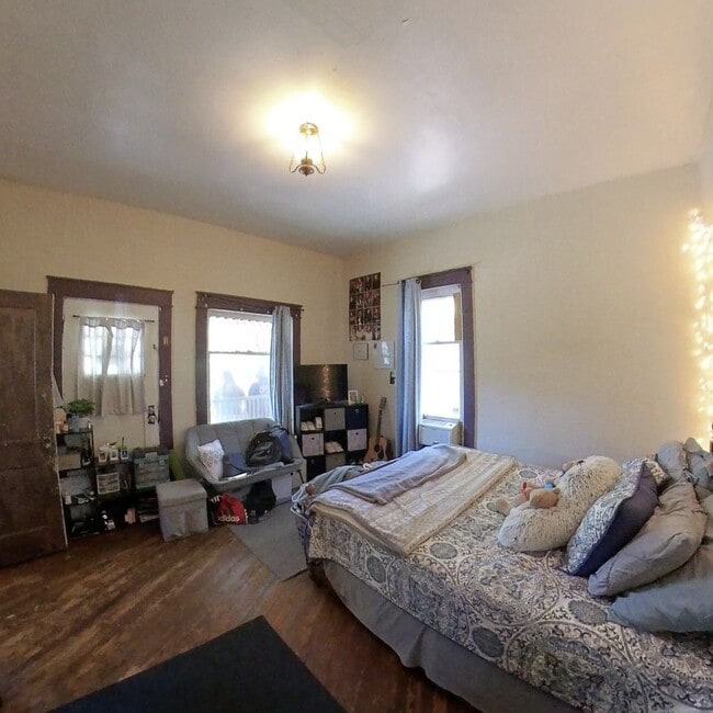 Building Photo - 521 E 2nd St