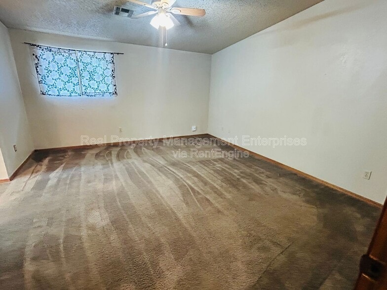 Building Photo - 14011 Fairhill Ave