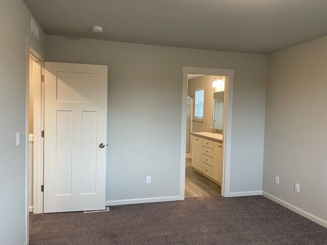 Building Photo - Lovely 4 Bed 2.5 Bath Home! Located near t...