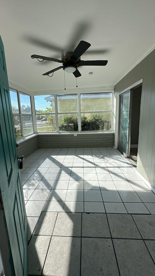 Building Photo - Beautiful & Cozy 4 bedrooms 2 bathrooms property in Sarasota!