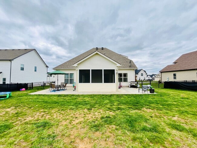Building Photo - Georgous Large Open Floor Plan Home with Easy Commute to Nashville