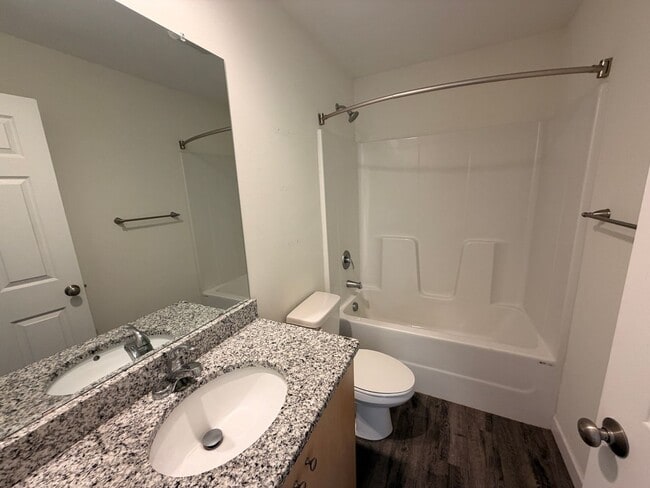 Building Photo - Available July 7th, 2026! Fantastic 2BR, 1BA Duplex in Super Convenient Location