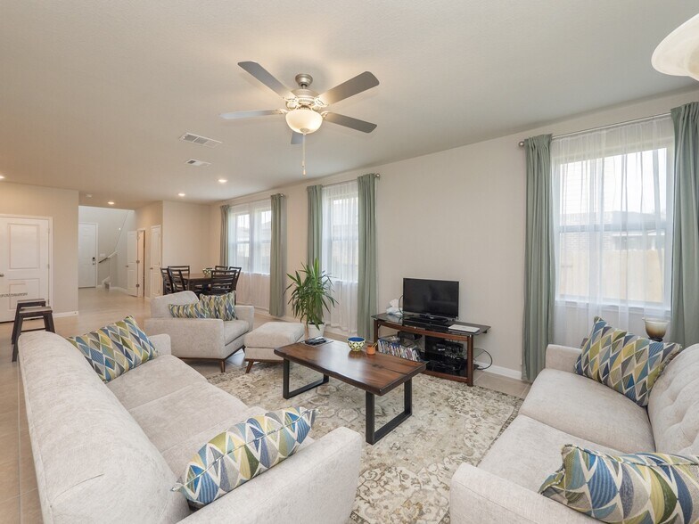 Building Photo - 120 Serpens St