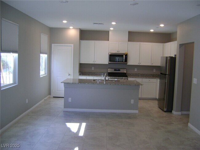 Building Photo - 3242 Trabia Ave