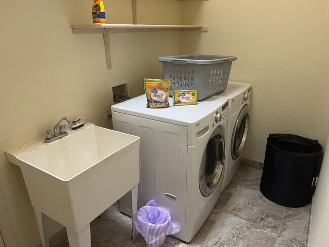 Building Photo - 2902 Quasar Dr