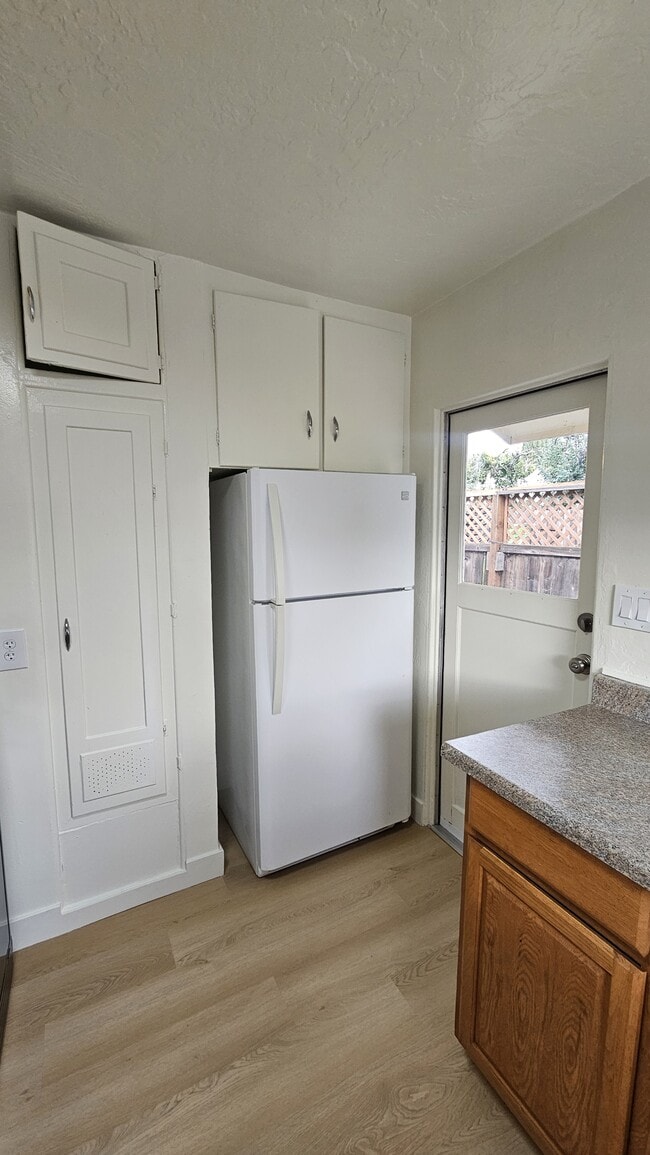 Building Photo - 476 E 7th Ave