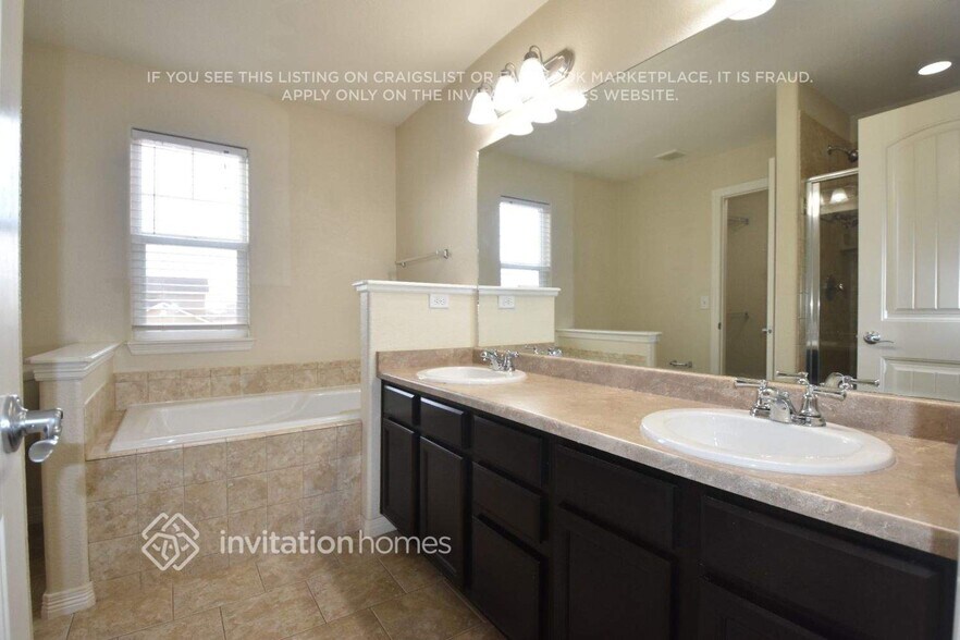 Building Photo - 9242 Waters Edge Dr