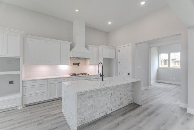 Building Photo - 624 Edgewood Dr