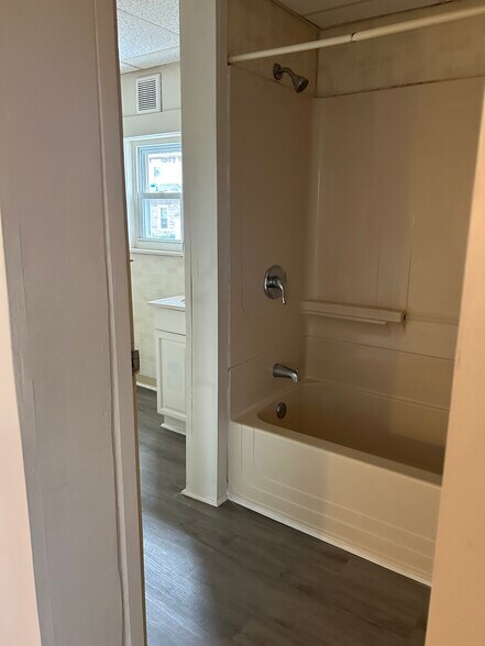 Building Photo - 808 E Morton St