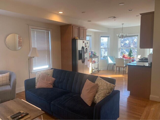 Building Photo - 12 Homer St