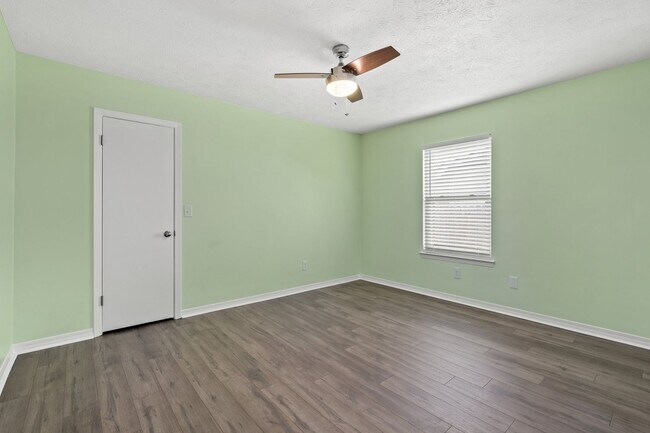 Building Photo - Charming 3Bed/2Ba Duplex Unit Convenient t...