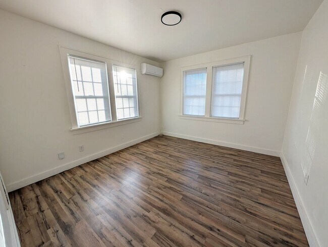 Building Photo - Drexel/NW 14th Tri-Plex