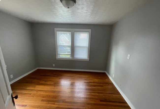 Building Photo - Charming 2BR Home with 1-Car Attached Garage, Hardwood Floor, and Washer/Dryer Provided!