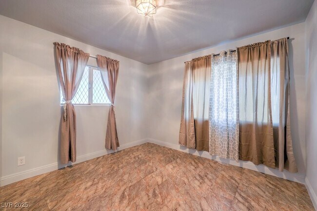 Building Photo - 3701 Pyramid Dr