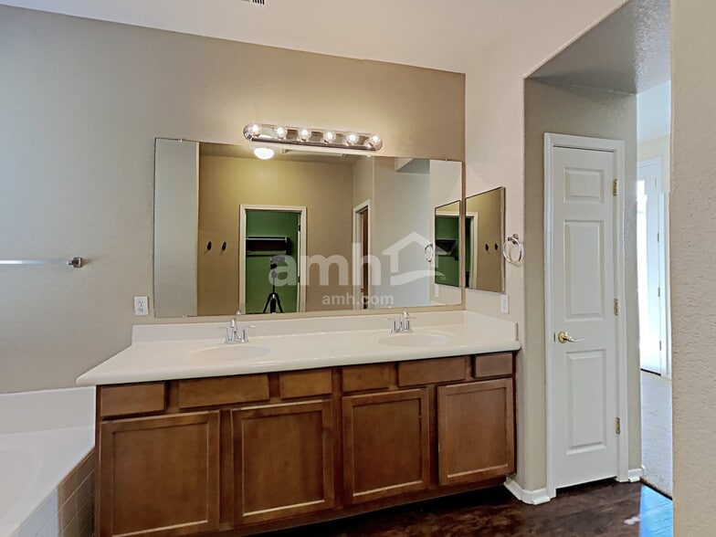 Building Photo - 3880 E Kesler Ln