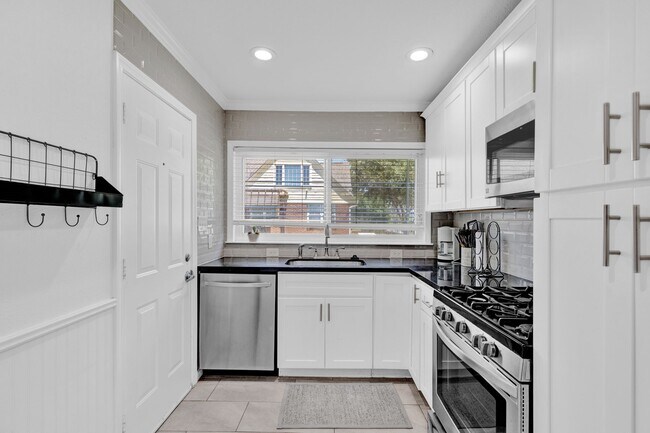 Building Photo - 5516 Chenevert St