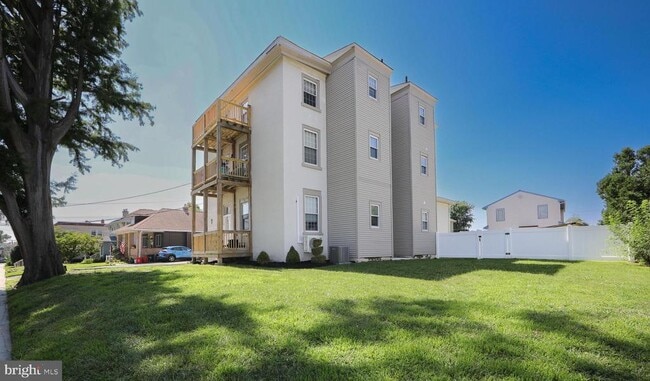 Building Photo - 9 E Holly
