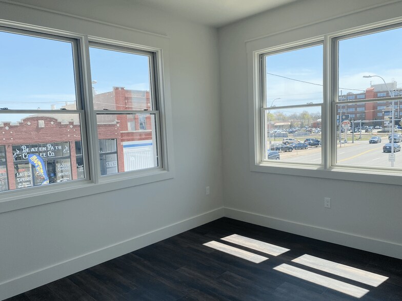 Building Photo - 906 S Main St