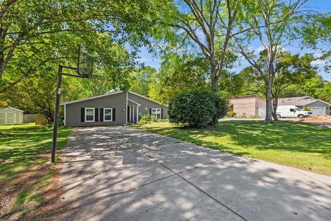 Building Photo - "Charming 4-Bedroom Haven in Charlotte's Heart with Spacious 2271 sq ft Living!"