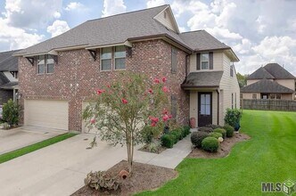 Building Photo - Beautiful Townhome with Fenced Yard & Garage in Prairieville