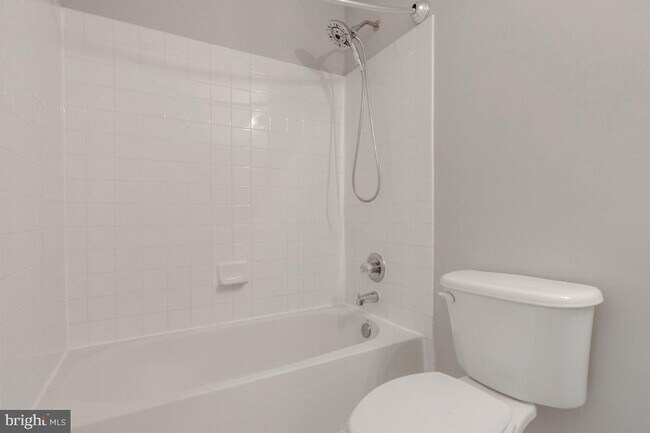 Building Photo - Spacious 3-level townhome with a 2-car garage in the desirable South Riding community.