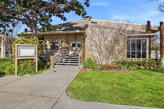Building Photo - Updated Townhome in Lake Santa Clara HOA