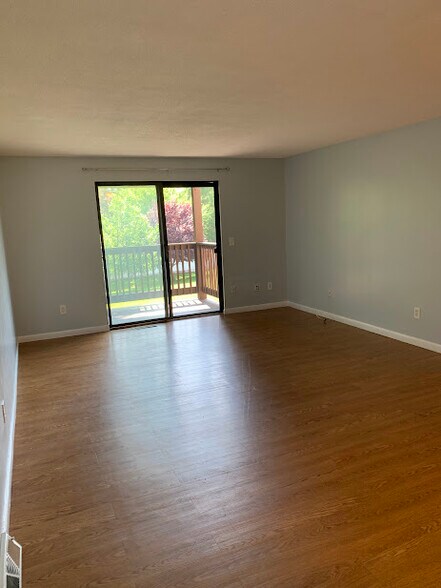 Building Photo - 18 Surrey Dr