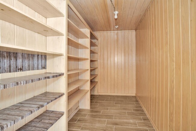 Building Photo - 601 S Cochran St