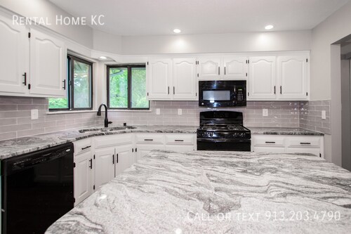 Building Photo - 7920 W 113th Terrace