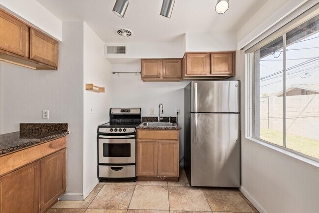 Building Photo - 524 W Fairway Dr